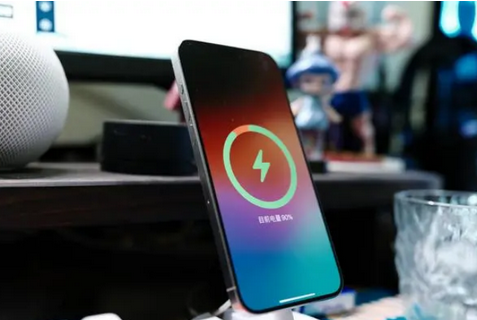 新巴尔虎左苹果15换屏服务分享用什么充电器给iPhone15充电更好 